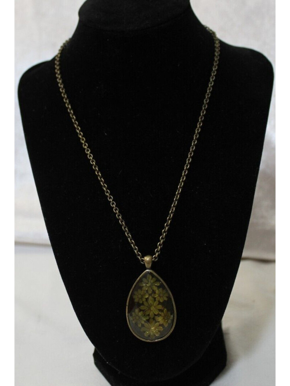 1928 Antique Gold Faceted Teardrop Pendant Necklace with Daisy Background